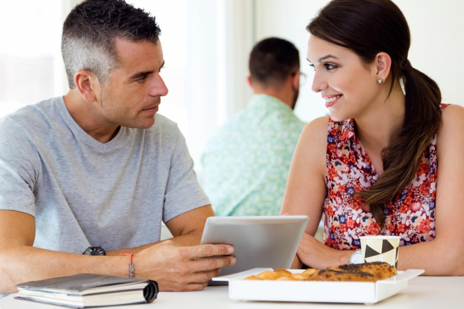 Profesional revisando estrategias financieras con documentos y calculadora en escritorio moderno
